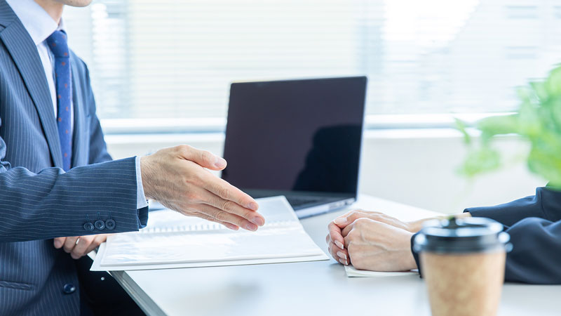 企業調査や条件確認の打ち合わせのイメージ