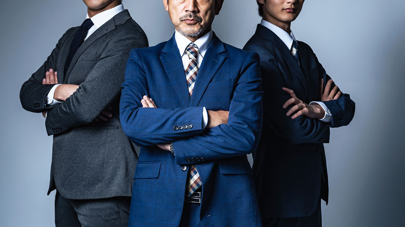 事業承継や経営を検討するビジネスパーソンのイメージ