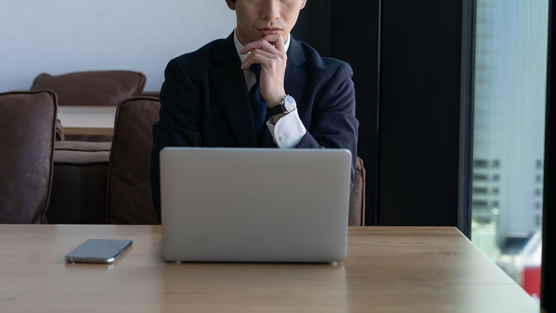 課題解決に向けて思考するビジネスマン