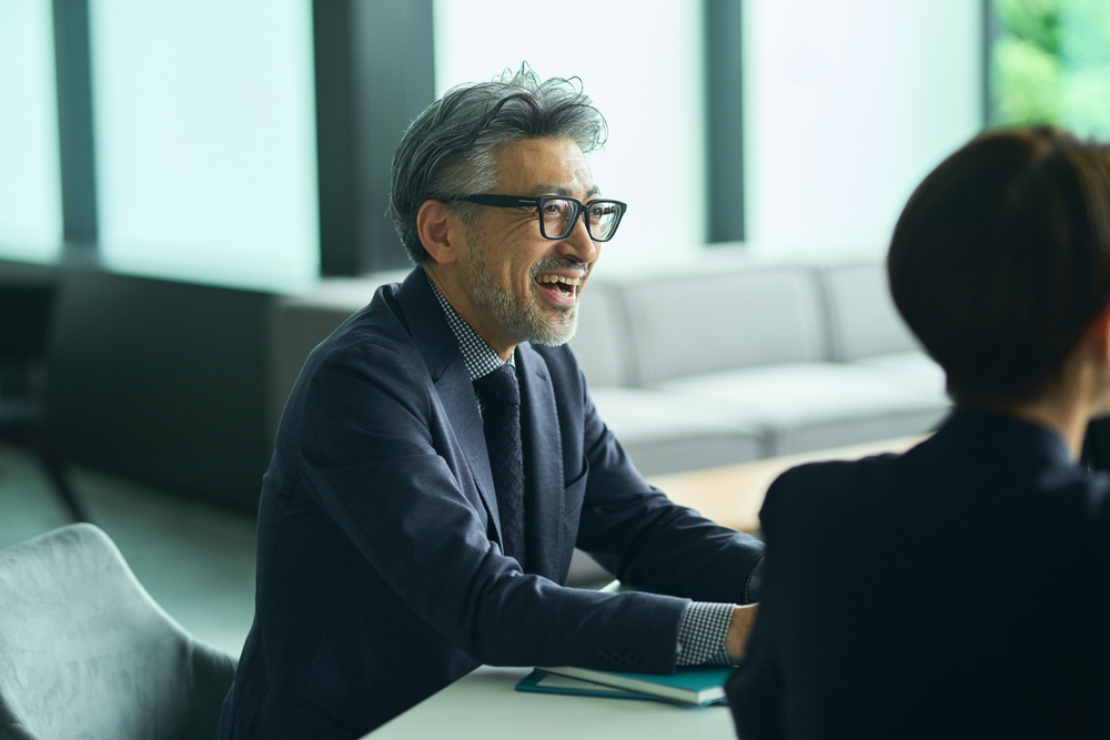 笑顔で対話する経験豊富な男性経営者