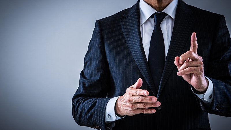 起業アイデアの発想方法を説明するビジネスパーソン