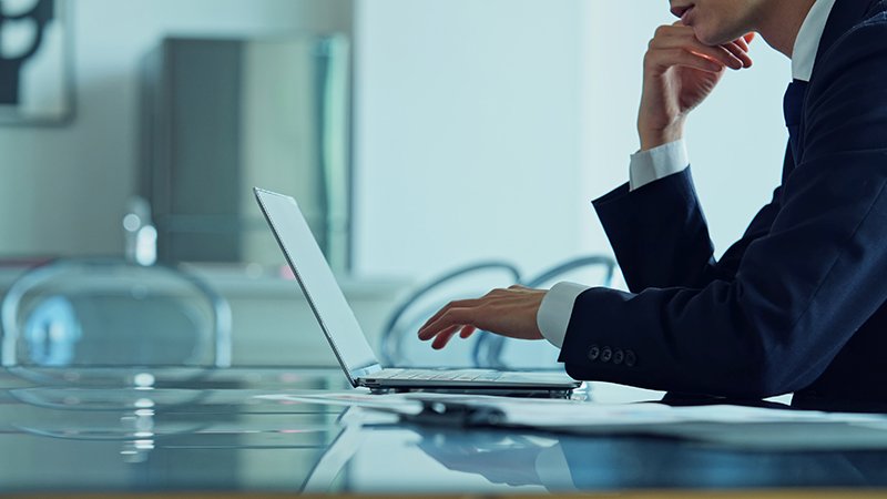 起業アイデアを考え込むビジネスパーソン