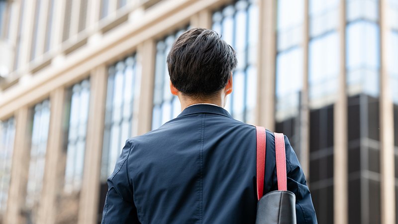 起業アイデアの実現に向けて行動するビジネスパーソン