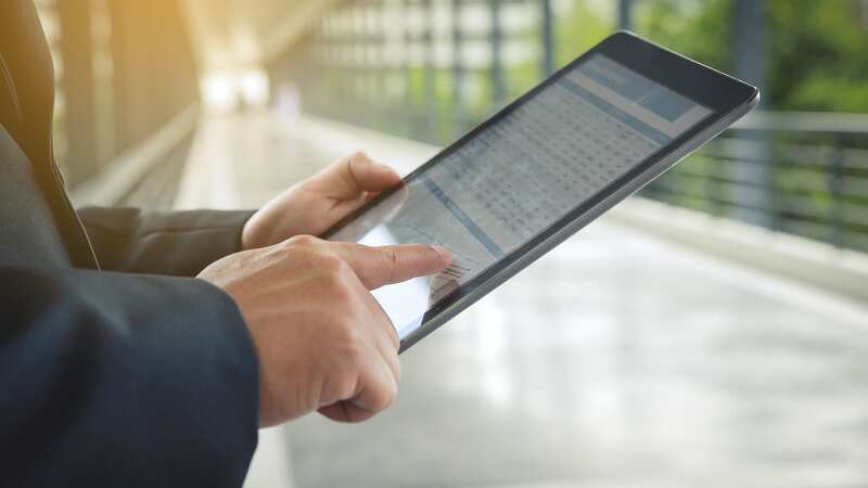 起業のデータを確認するビジネスマンのイメージ