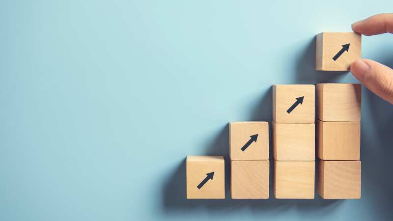 起業の成功率を高めるための取り組みを積み上げるイメージ