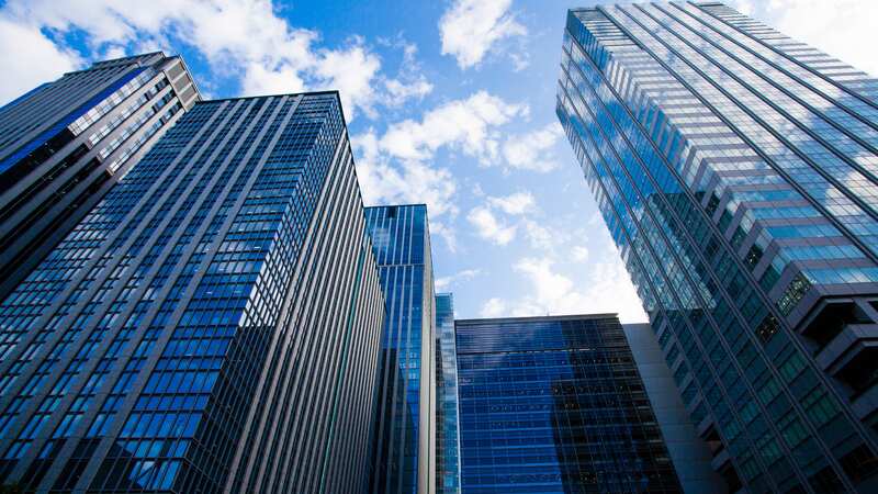 立ち並ぶ都市のオフィスビル群