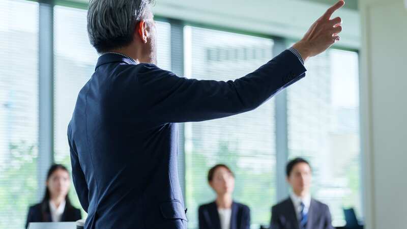 社員に向けて説明する経営者