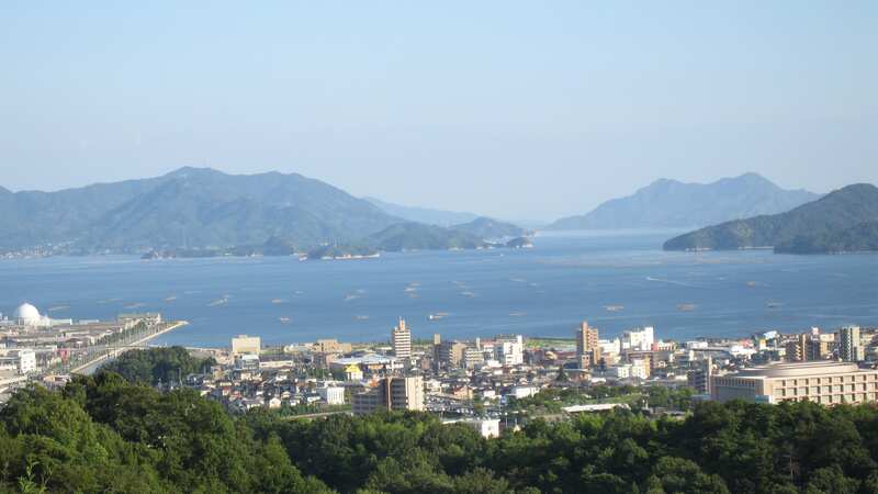 海と山に囲まれた地方都市の風景