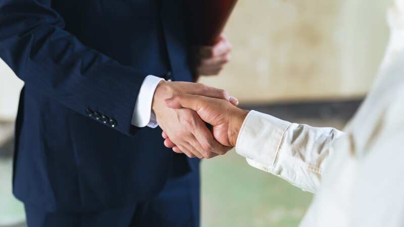 事業承継を合意し握手するイメージ