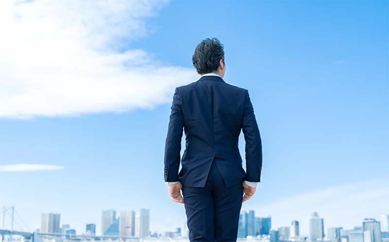 事業承継によって経営者を目指す姿を表現した、ビジネスパーソンの後ろ姿のイメージ