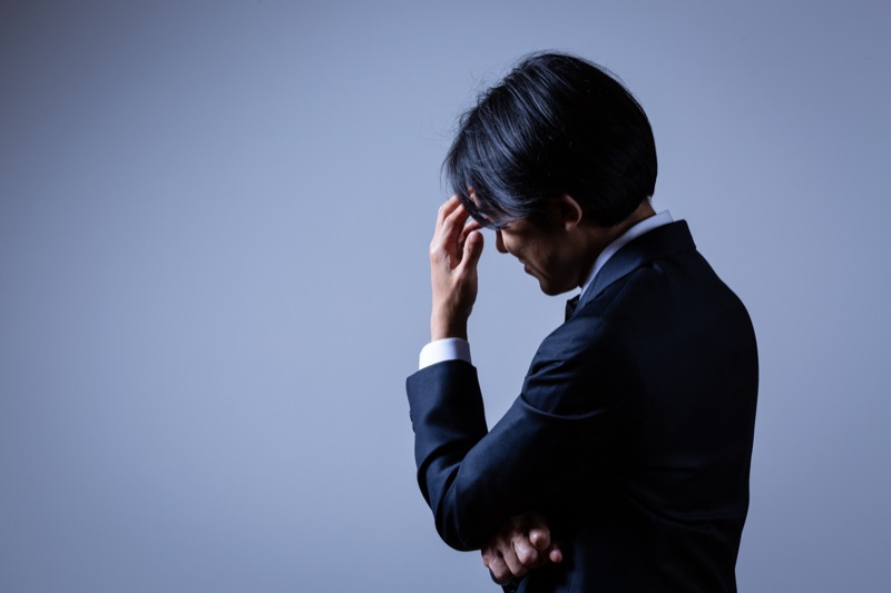 承継企業の見極めで判断に悩むビジネスパーソンのイメージ